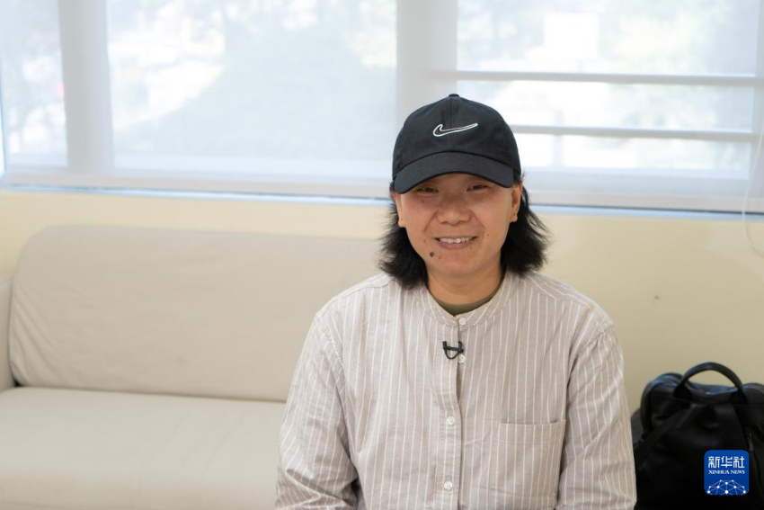 2025年11月26日，居住在劏房的夏女士在土瓜湾“社区客厅”接受记者采访。