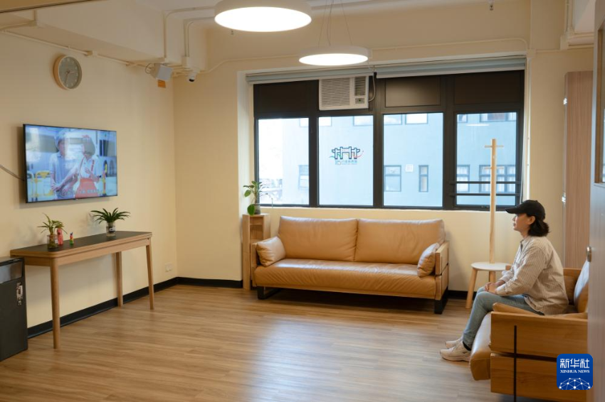 2025年11月26日，夏女士在土瓜湾“社区客厅”看电视。