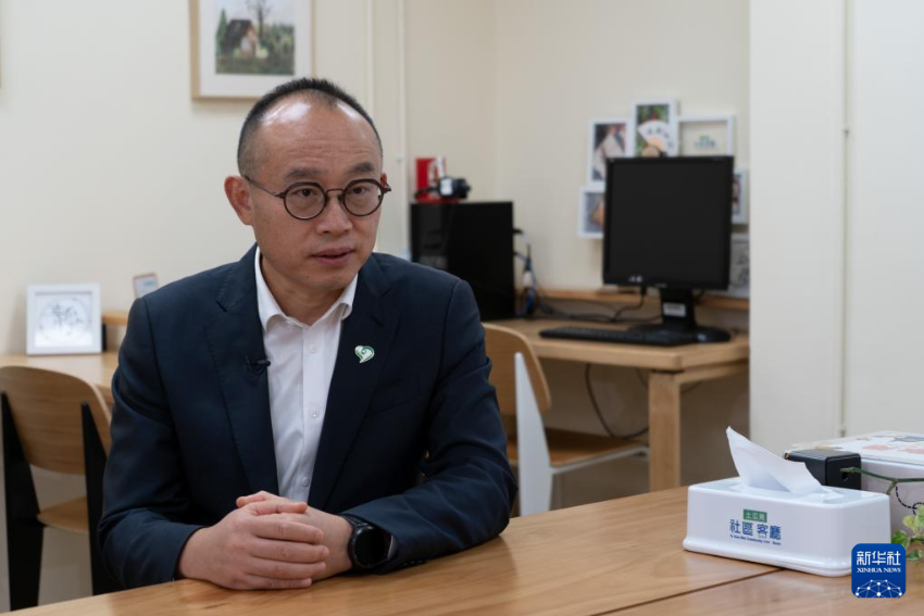 2025年11月26日，土瓜湾“社区客厅”运营机构之一、“润爱同行”主席周明接受记者采访。