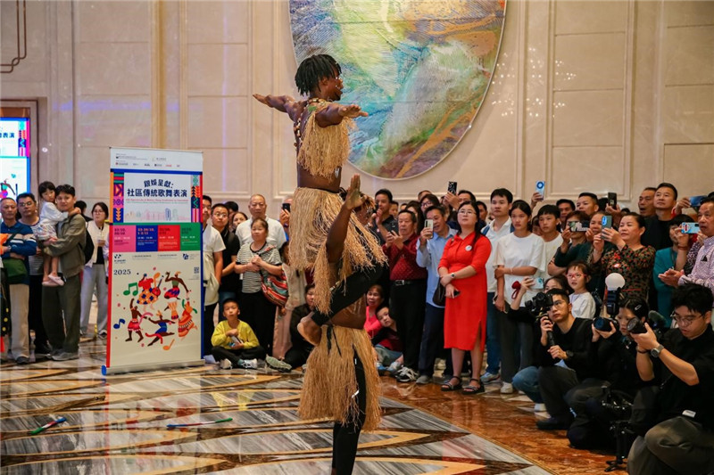 图为“银娱呈献：小区传统歌舞表演”。