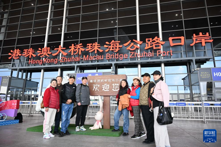 1月6日，旅客在港珠澳大桥珠海公路口岸合影留念。