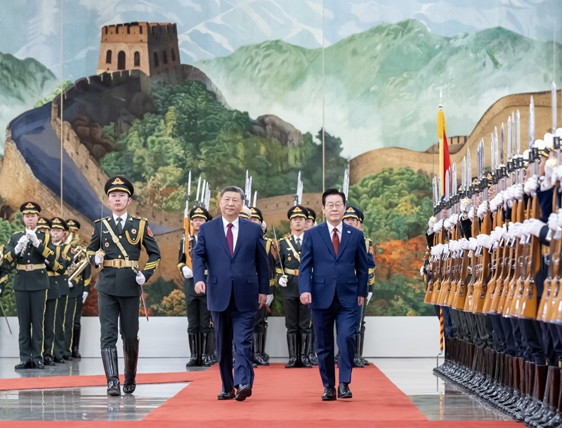 1月5日下午，国家主席习近平在北京人民大会堂同来华进行国事访问的韩国总统李在明举行会谈。这是会谈前，习近平在人民大会堂北大厅为李在明举行欢迎仪式。图片来源：新华网