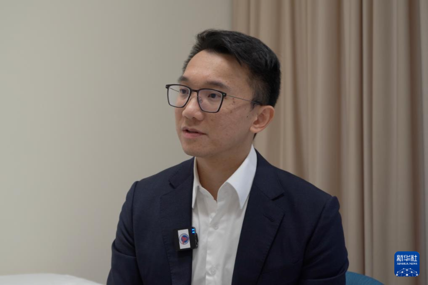 在深圳和睦家医院，新风天域集团大湾区首席运营官萧毅晃接受记者采访（2025年11月27日摄）。