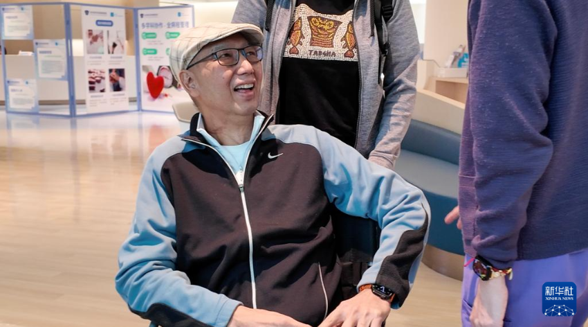 在深圳和睦家医院，香港市民郭嘉麟和医护专员交流（2025年11月27日摄）。