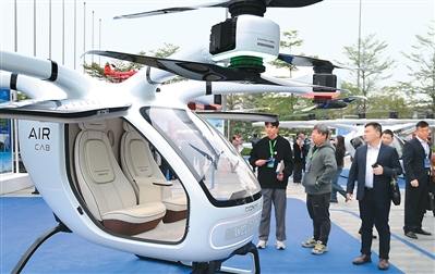 2025粤港澳大湾区低空经济高质量发展大会近日在广州举行。图为与会人士在大会展览区参观。