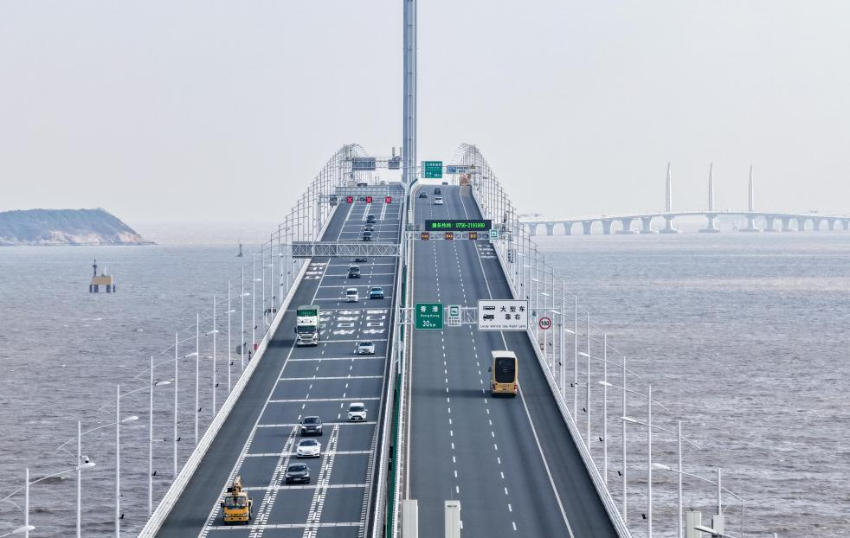 这是1月6日拍摄的港珠澳大桥往来车辆（无人机照片）。自2018年10月开通到2026年1月6日，经港珠澳大桥珠海公路口岸往来粤港澳三地的旅客突破1亿人次。