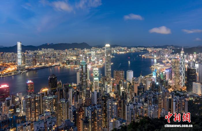 香港特区政府土地注册处1月5日通报，香港2025年全年整体楼宇买卖合约登记量(包括住宅、车位及工商铺物业等)达80702宗，创四年以来新高。图为2021年8月拍摄的维港两岸。