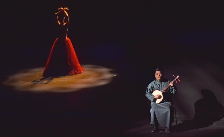 1月9日，地水南音传承人杨恩华（右）表演南音。