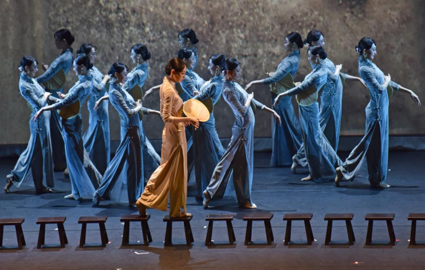 1月9日，演员在表演舞剧《永不消逝的电波》选段《渔光曲》。