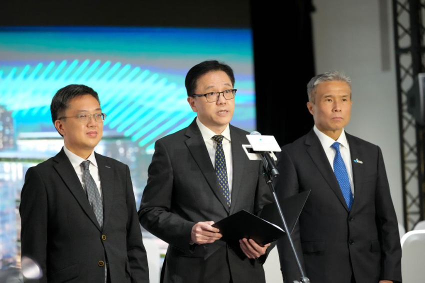 2025年12月22日，香港特区政府创新科技及工业局局长孙东（中）在开园典礼后接受媒体采访。