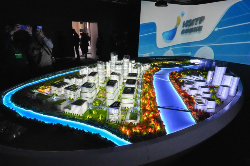 2025年12月22日，媒体记者在开园典礼后拍摄沙盘。