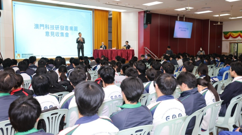 图为经科局走进校园向青年介绍科技园规划。