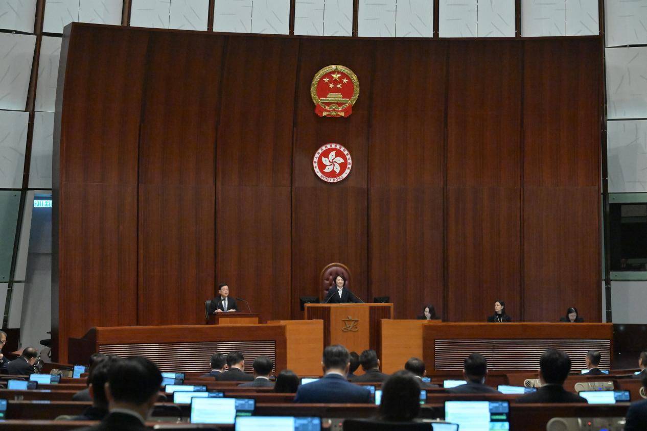 香港特区第八届立法会举行首次会议。