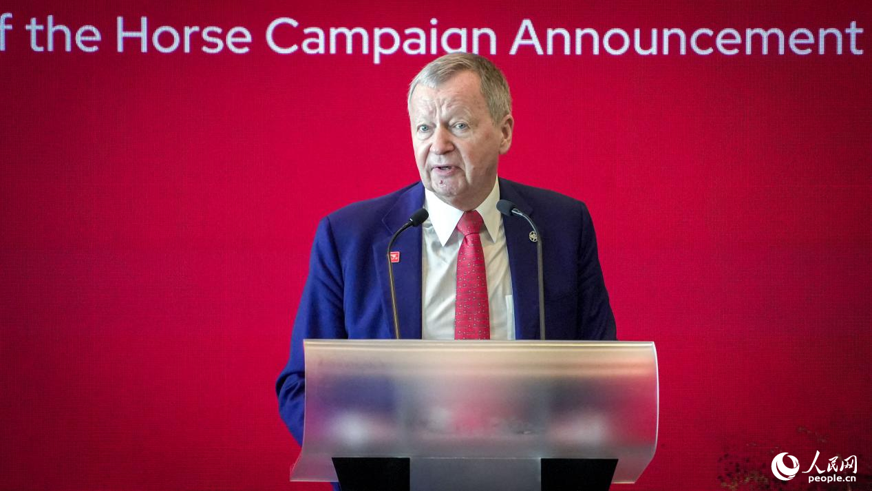 香港赛马会行政总裁应家柏致辞。