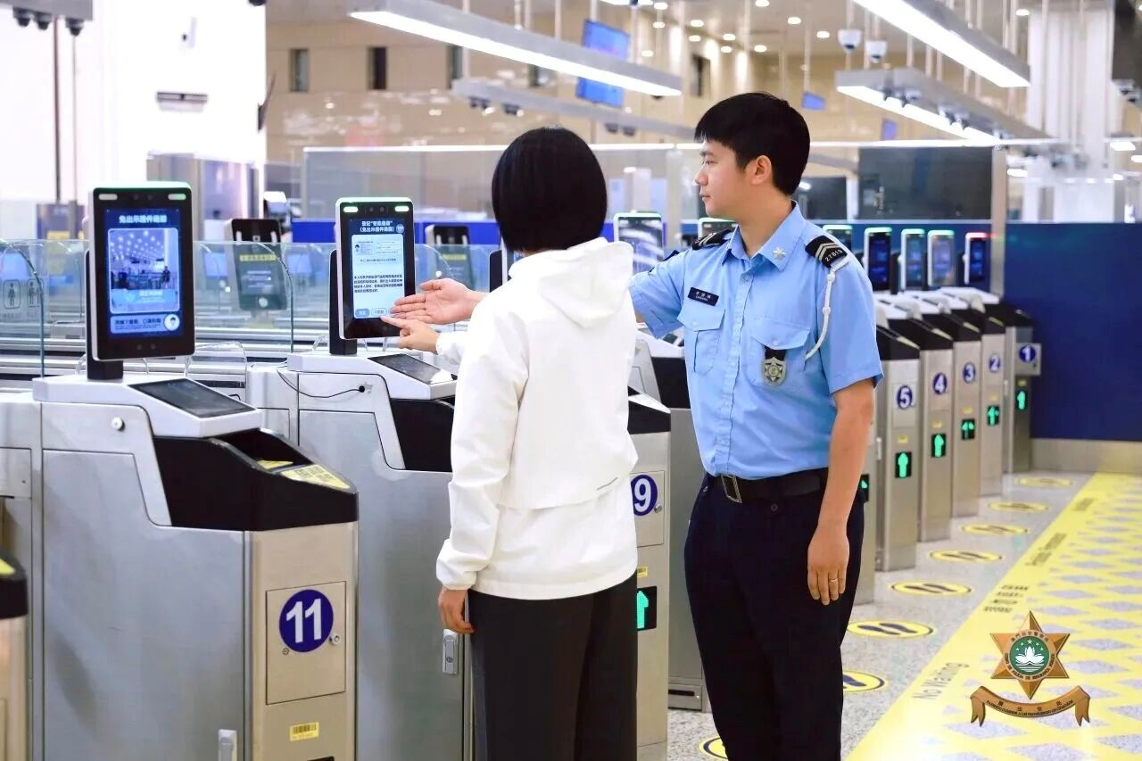 图为横琴口岸推出“智能通关”便利人员往来澳琴。