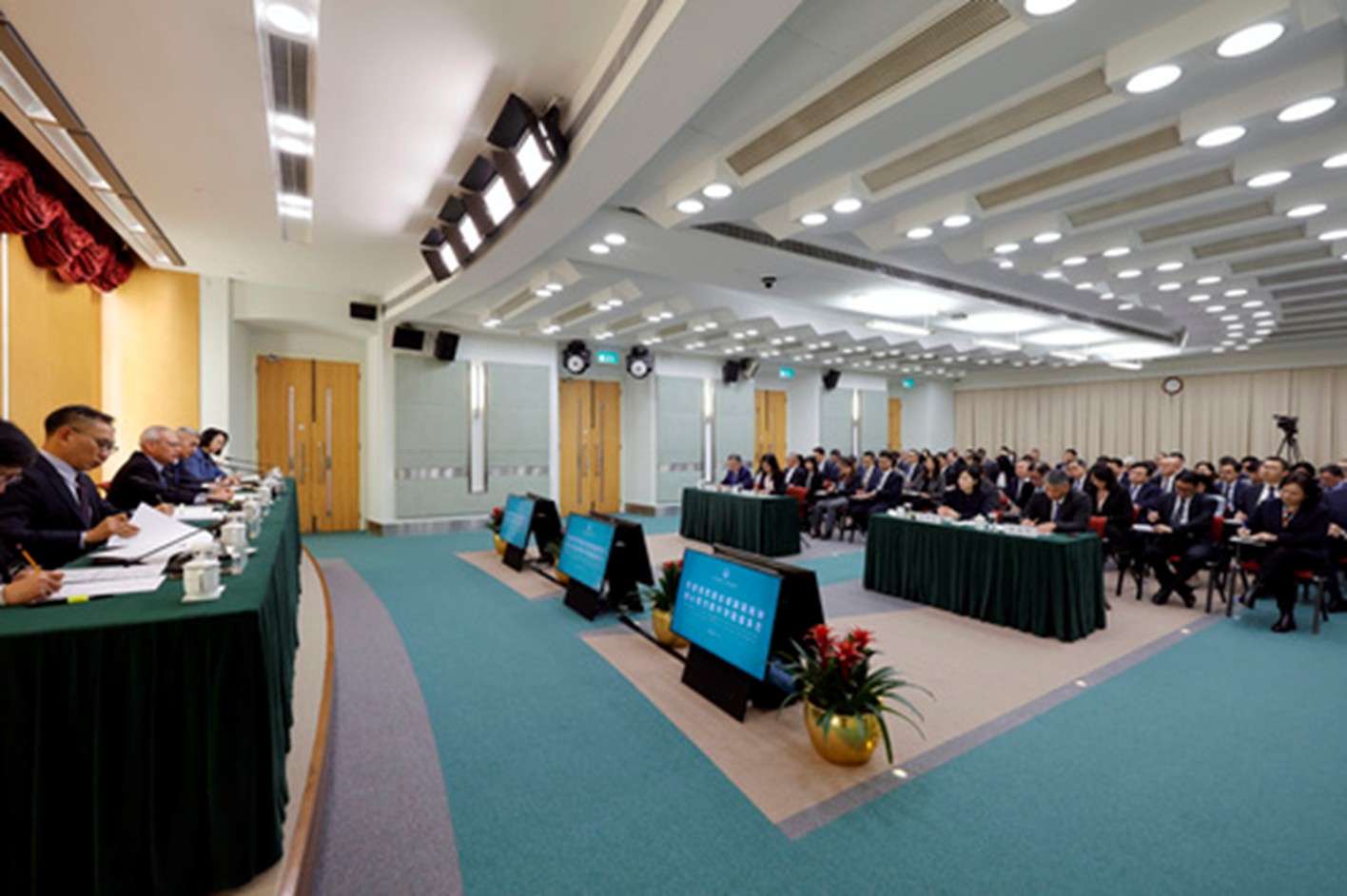 澳门特区政府主要官员和局级领导2025年度工作总结会议。