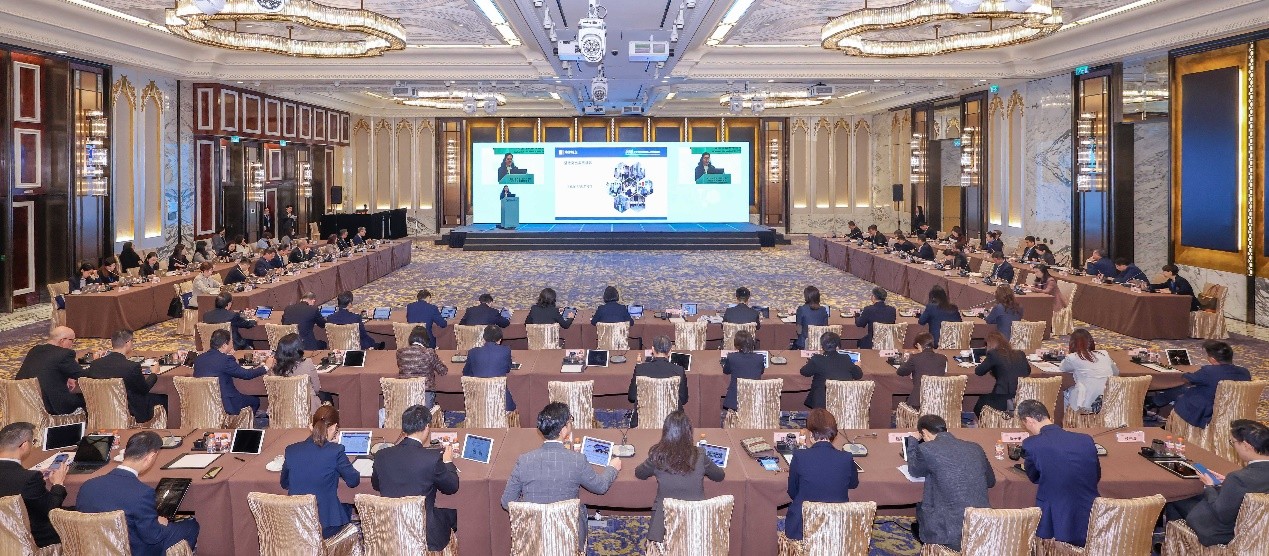 与会代表就各项议题展开深入讨论。