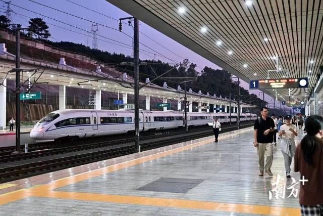 1月26日起,铁路部门将实施新的列车运行图。当日起将开通高铁清远站至广州站的车次,直达列车最快30分钟左右即可从清远站往返位于广州站。 南方+记者 曾亮超 摄 1月26日起,铁路部门将实施新的列车运行图。当日起将开通高铁清远站至广州站的车次,直达列车最快30分钟左右即可从清远站往返位于广州站。 南方+记者 曾亮超 摄