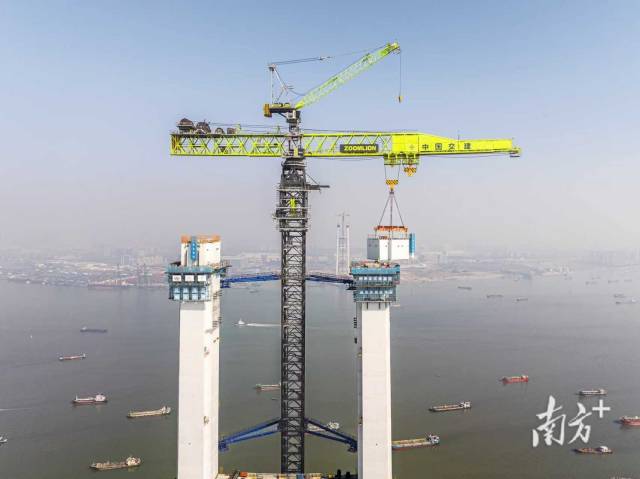 狮子洋大桥主塔高度突破300米,成为珠江口第一高塔。 狮子洋大桥主塔高度突破300米,成为珠江口第一高塔。