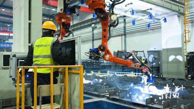 钢壳节段正进行自动化焊接。 钢壳节段正进行自动化焊接。