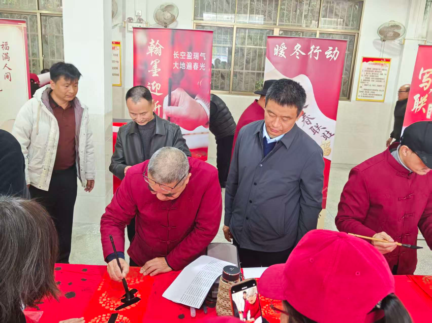 广东省委港澳办驻大麻镇帮扶工作队开展春联下乡活动 广东省委港澳办驻大麻镇帮扶工作队开展春联下乡活动