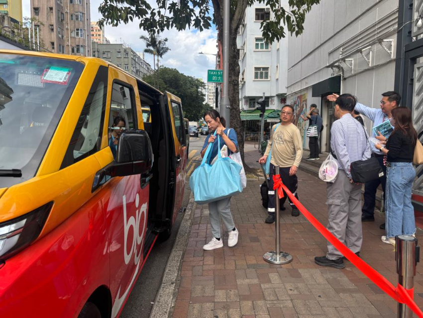 宏福苑受灾居民在庇护中心出来后，乘坐停靠在香港大埔社区会堂外的义载车辆（2025年12月2日摄）。