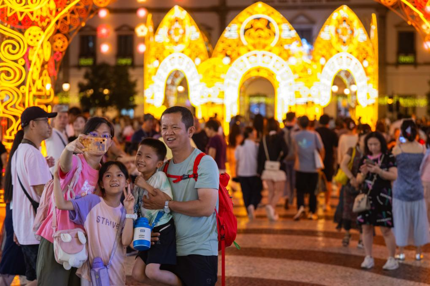 2025年10月6日，游客在澳门议事亭前地游览、拍照。