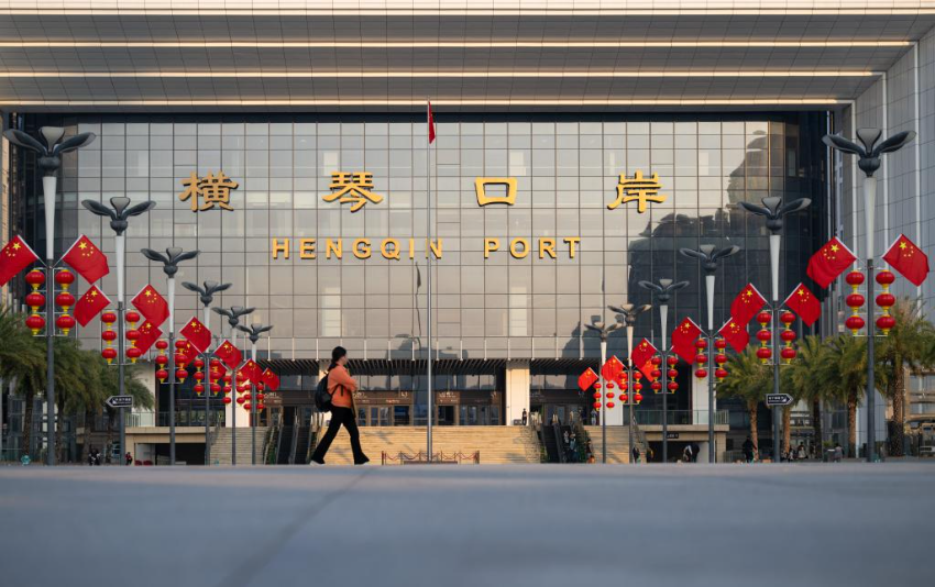2026年1月13日，一名行人从横琴口岸前经过。