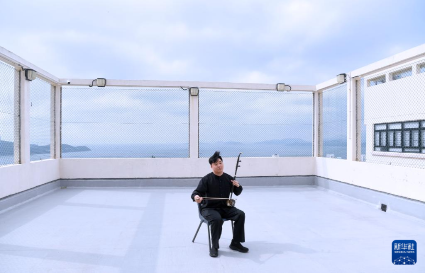 1月20日，香港地水南音说唱人杨恩华在天台练二胡。