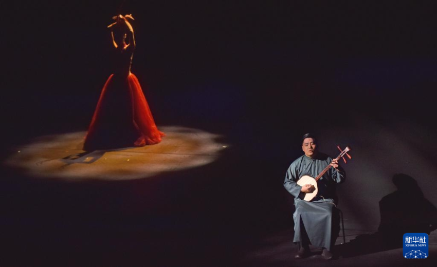 1月9日，香港地水南音说唱人杨恩华（右）在“盛舞之夜”上表演。