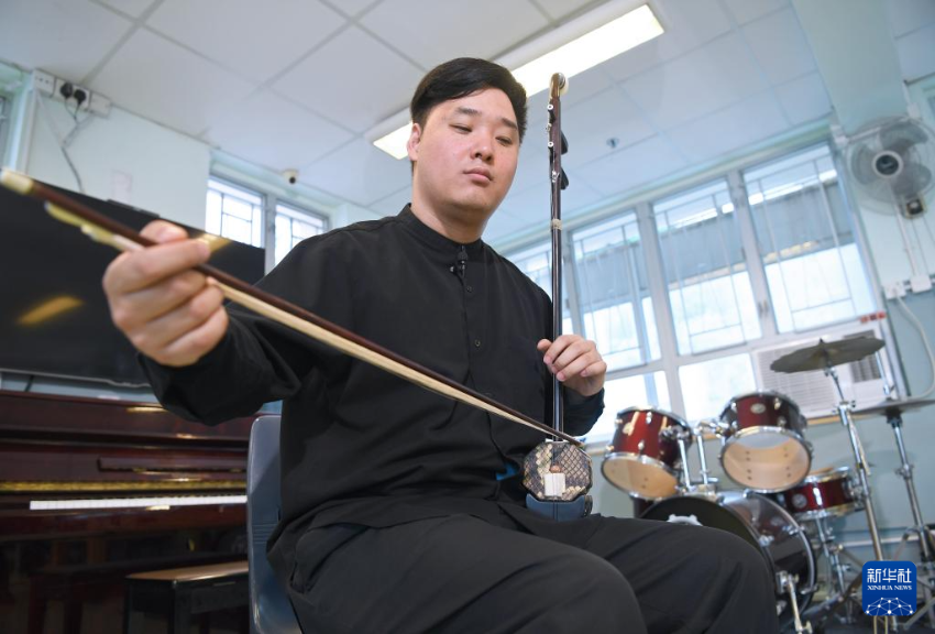 1月20日，香港地水南音说唱人杨恩华在练二胡。
