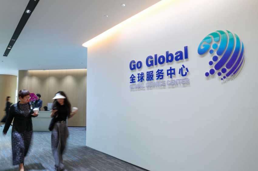 2025年4月29日,来访者走在位于深圳市南山区的全球服务中心内。 2025年4月29日,来访者走在位于深圳市南山区的全球服务中心内。