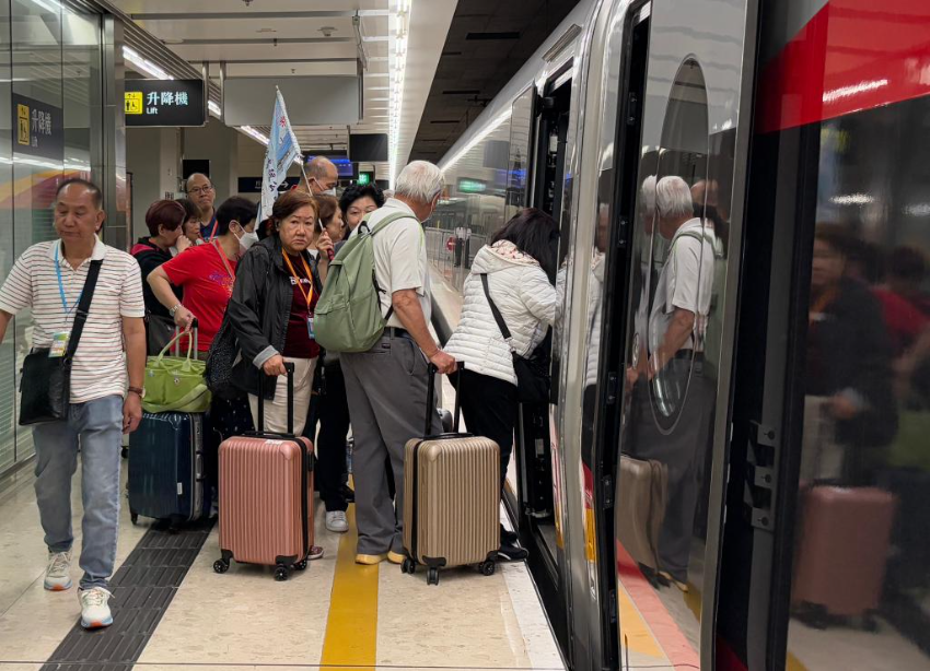 2025年4月18日，旅客在香港西九龙站搭乘高铁。