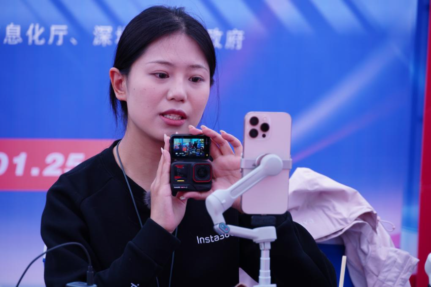 在“广货行天下”春季行动消费电子专场促销活动现场,商家正直播带货。 在“广货行天下”春季行动消费电子专场促销活动现场,商家正直播带货。