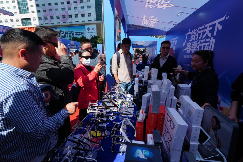 在“广货行天下”春季行动消费电子专场促销活动现场,游客正参观采购AI眼镜。 在“广货行天下”春季行动消费电子专场促销活动现场,游客正参观采购AI眼镜。