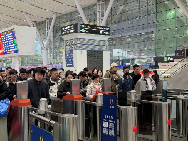 开行密度全国居首!广深港高铁实现“公交化” 开行密度全国居首!广深港高铁实现“公交化”
