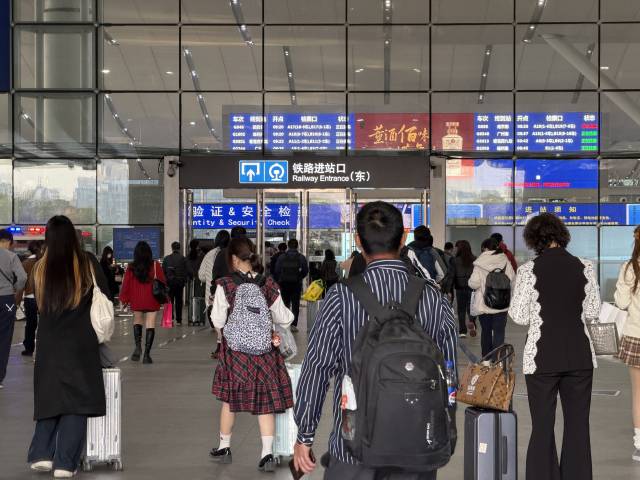 开行密度全国居首!广深港高铁实现“公交化” 开行密度全国居首!广深港高铁实现“公交化”