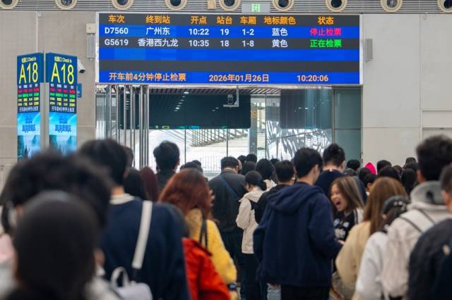 深圳北站候车大厅，旅客排队检票。王星摄