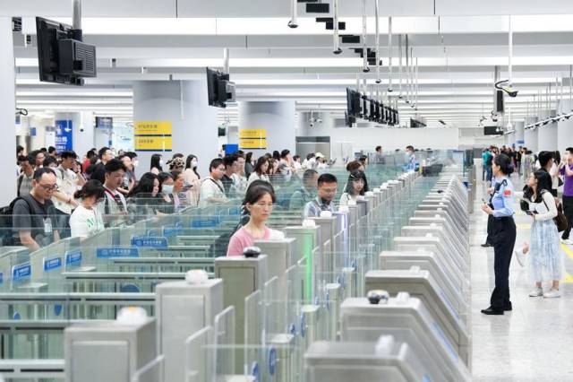 旅客有序通关。西九龙边检站供图