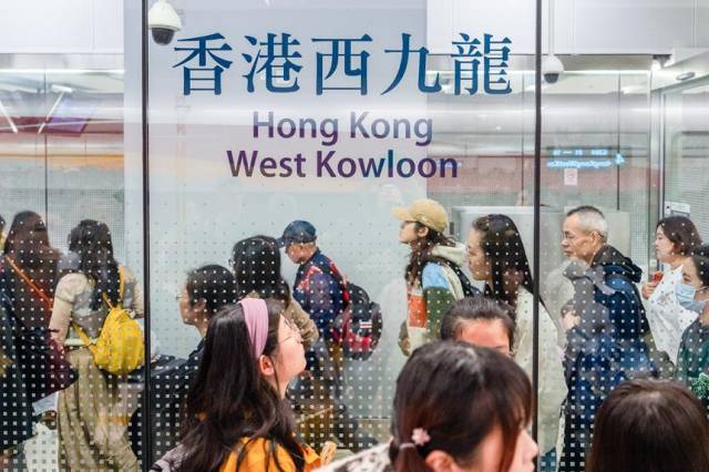 旅客抵达香港西九龙站。王星摄