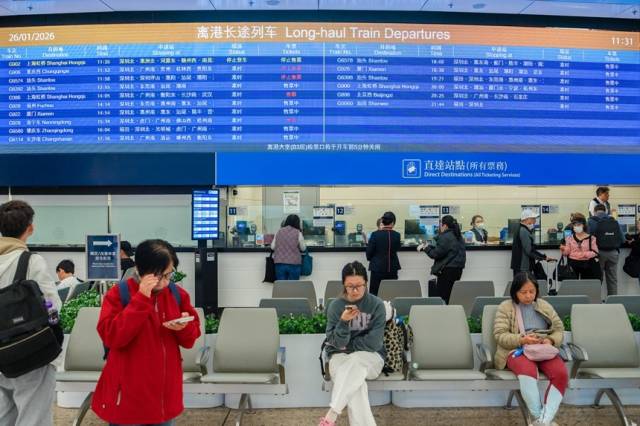 香港西九龙站，旅客在候车。王星摄