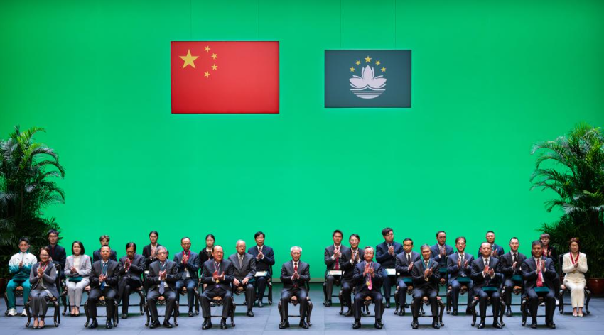 1月30日，澳门特别行政区政府举行2025年度勋章、奖章和奖状颁授典礼。特区行政长官岑浩辉在仪式上向相关人士及实体授予勋章、奖章和奖状，表彰其在个人成就、社会贡献或服务澳门特区方面的杰出表现。