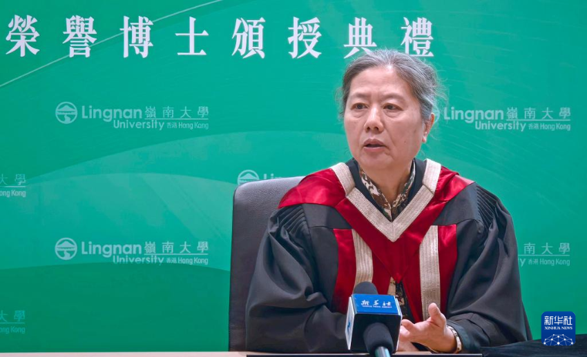 1月26日，作家王安忆接受记者采访。