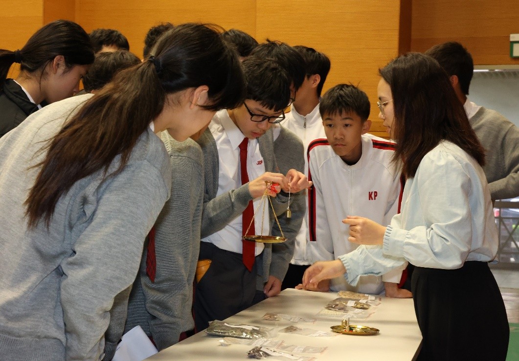 图为同学们学习了解中药调剂。