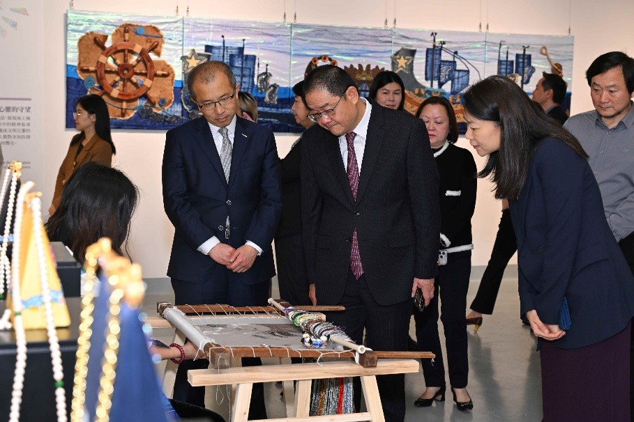 图为嘉宾参观学员作品。