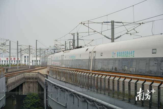 横琴与中葡经贸中心共同冠名高铁列车今日首发