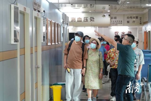 惠州与港澳在医疗教育等多领域合作事项落地见效。图为香港长者到惠州市中心人民医院参观体验。