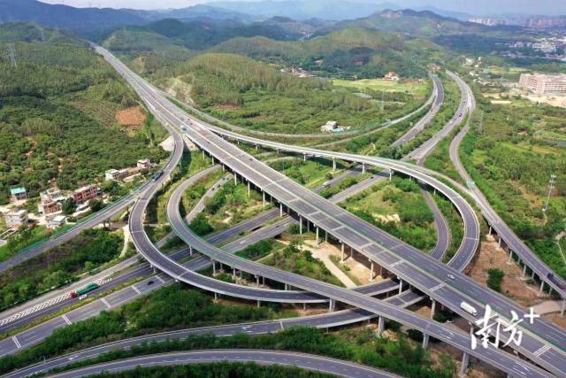 惠州市高速公路通车里程居全省前三。图为广惠高速与武深高速互通。