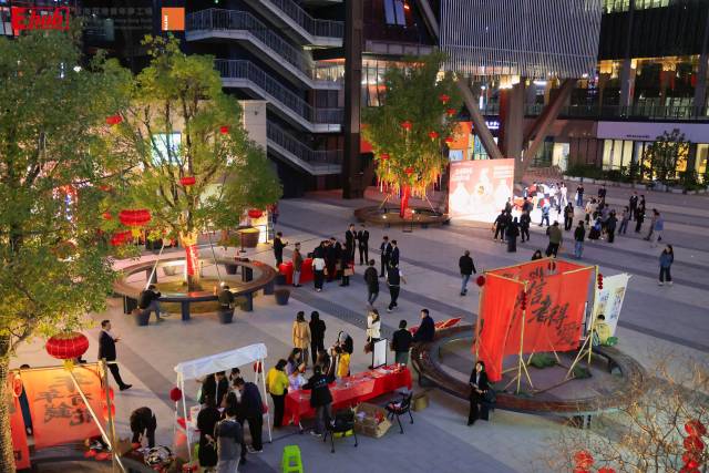 齐唱《狮子山下》,深港青年齐聚前海梦工场迎新春 齐唱《狮子山下》,深港青年齐聚前海梦工场迎新春