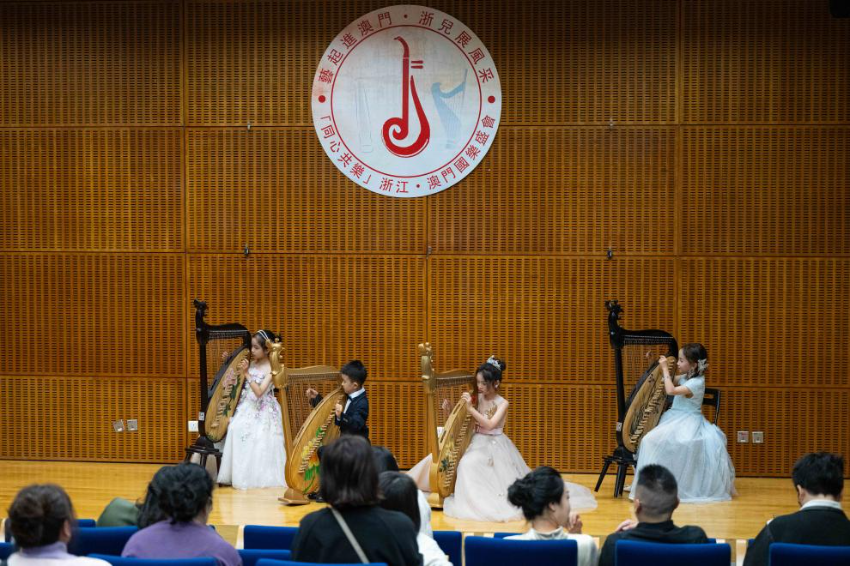 2月8日，演奏者在“同心共乐”浙江·澳门国乐盛会上演奏箜篌。